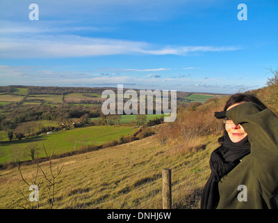 Frau-Rambler zu Fuß rund um das Dorf Shoreham in Kent im Dezember Stockfoto