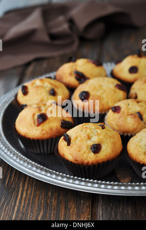 Muffins mit getrockneten Preiselbeeren auf Vintage Tablett closeup Stockfoto