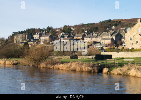 Die Stadt Rothbury, gesehen über dem Fluß Coquet, Northumberland, England UK Stockfoto