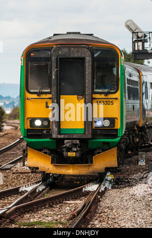 Lokaler Personenzug verlassen Dawlish Warren-Bahnhof Stockfoto