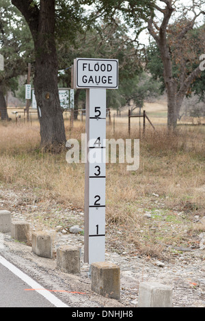 Ein am Straßenrand Flut in Texas entlang einer ländlichen Autobahn Stockfoto