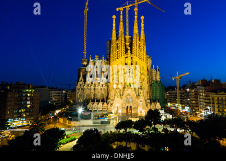 Kirche in einer Stadt, Sagrada Familia, Barcelona, Katalonien, Spanien Stockfoto