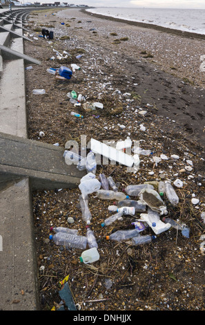 Kunststoff-Flaschen und Behälter gespült an einem Strand in Norfolk. Stockfoto