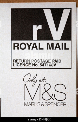 Royal Mail-Rücksendeportozahlung nur bei M&S Marks & Spencer-Etikett auf dem Paketpaket Stockfoto