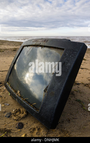 TV-Gerät an einen Strand gespült. Stockfoto