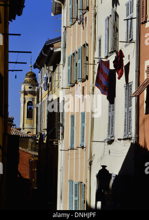 Hohen pastellfarbene Häuser mit Fensterläden, Nizza, Frankreich Stockfoto