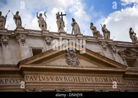 Niedrigen Winkel Ansicht einer Kirche, der Basilika St. Peter, St. Peter's Square, Vatikanstadt, Rom, Provinz Rom, Latium, Italien Stockfoto