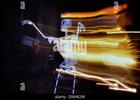 Menschliche Skelett Figur an der Hastings Lagerfeuer feiern Prozession. Sussex. UK Stockfoto