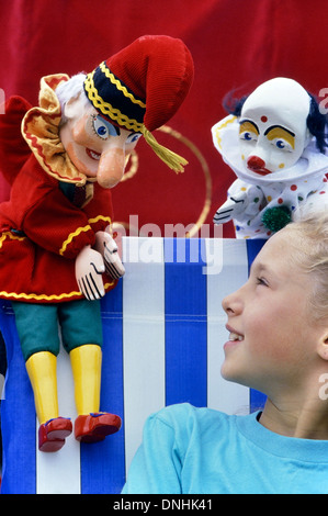 Herr Körner und Joey der Clown ein Tween Mädchen sitzen in einem Liegestuhl unterhalten Stockfoto