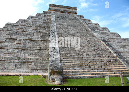 Trat Pyramide des Kukulkan, El Castillo Chichen Itza Maya-Ruinen auf der Yucatan Halbinsel Mexico North America Stockfoto