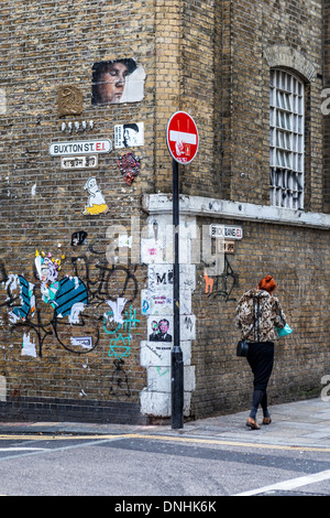 Frau mit roten Haaren, kein Eintrag Zeichen und Street Art und Graffiti an der Ecke von Buxton Street und Brick Lane, East London, UK Stockfoto