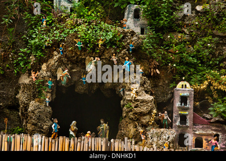 Höhle und Miniatur Häuser auf den Felsen, Amalfi, Provinz Salerno, Kampanien, Italien Stockfoto