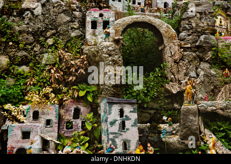 Miniatur-Häuser auf den Felsen, Amalfi, Provinz Salerno, Kampanien, Italien Stockfoto