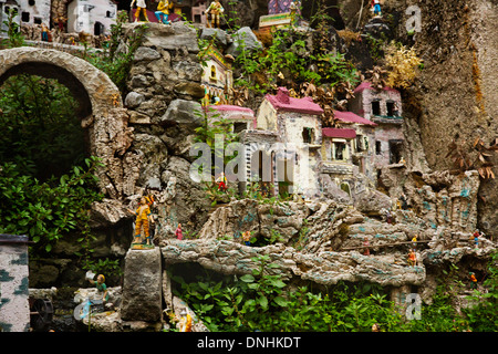 Miniatur-Häuser auf den Felsen, Amalfi, Provinz Salerno, Kampanien, Italien Stockfoto