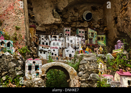 Miniatur-Häuser auf den Felsen, Amalfi, Provinz Salerno, Kampanien, Italien Stockfoto