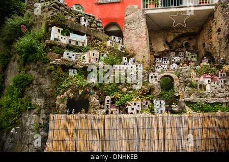 Miniatur-Häuser auf den Felsen, Amalfi, Provinz Salerno, Kampanien, Italien Stockfoto