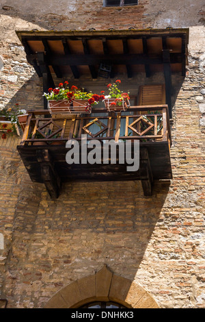 Niedrigen Winkel Ansicht der Blumenkasten auf einem Balkon, San Gimignano, Siena, Provinz Siena, Toskana, Italien Stockfoto