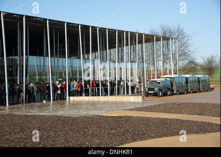 Stonehenge Visitor Centre und Road train Shuttle-Bus Transport von Besucher zu den historischen Steinen Stockfoto