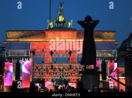 Berlin, Deutschland. 30. Dezember 2013. Ein Blick auf die Bühne der Silvester-Party am Brandenburger Tor während der Proben in Berlin, Deutschland, 30. Dezember 2013. Menschen aus der ganzen Welt wird versammeln sich entlang der historischen "Straße des 17. Juni. Juni' (wörtl. 17. Juni Straße) um den Jahreswechsel zu feiern. Foto: BRITTA PEDERSEN/Dpa/Alamy Live News Stockfoto