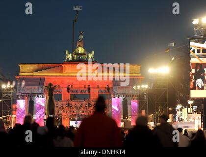 Berlin, Deutschland. 30. Dezember 2013. Ein Blick auf die Bühne der Silvester-Party am Brandenburger Tor während der Proben in Berlin, Deutschland, 30. Dezember 2013. Menschen aus der ganzen Welt wird versammeln sich entlang der historischen "Straße des 17. Juni. Juni' (wörtl. 17. Juni Straße) um den Jahreswechsel zu feiern. Foto: BRITTA PEDERSEN/Dpa/Alamy Live News Stockfoto