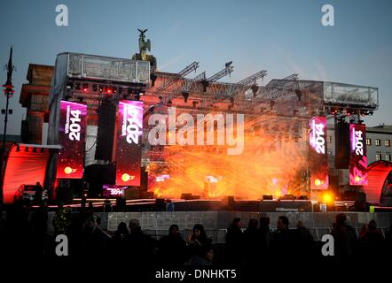 Berlin, Deutschland. 30. Dezember 2013. Ein Blick auf die Bühne der Silvester-Party am Brandenburger Tor während der Proben in Berlin, Deutschland, 30. Dezember 2013. Menschen aus der ganzen Welt wird versammeln sich entlang der historischen "Straße des 17. Juni. Juni' (wörtl. 17. Juni Straße) um den Jahreswechsel zu feiern. Foto: BRITTA PEDERSEN/Dpa/Alamy Live News Stockfoto