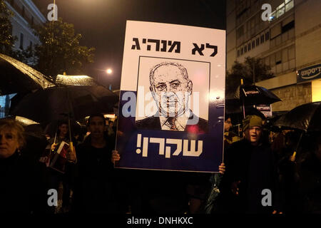 Eine Demonstrantin hält ein Schild in der Abbildung von Premierminister Benjamin Netanjahu mit einer Formulierung in Hebräisch, die lautet: "Nicht ein Führer, Lügner" als Hinterbliebenen Protest palästinensischen Gefangenen in Jerusalem am 30. Dezember 2013. Dutzende von Angehörigen des Terrors haben die Opfer im Regen vor Premierminister Benjamin Netanjahu in Jerusalem die Freilassung von Terroristen mit Blut an den Händen zum Protest versammelt. Die Demonstranten riefen "Hame auf Sie!" Stockfoto