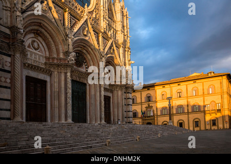 Niedrigen Winkel Blick auf eine Kathedrale, Dom von Siena, Siena, Provinz Siena, Toskana, Italien Stockfoto