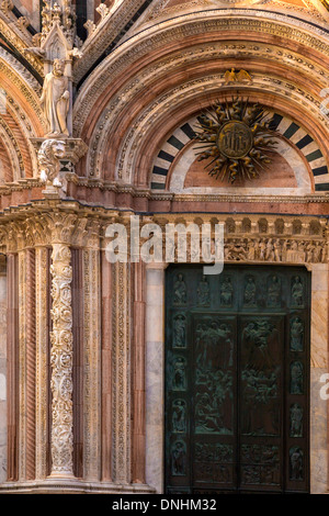 Fassade von einer Kathedrale, Dom von Siena, Siena, Provinz Siena, Toskana, Italien Stockfoto