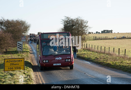 Stonehenge Besucher-Shuttle-Bus Transport Besucher entlang der alten A344-Straße und von den historischen Steinen Stockfoto