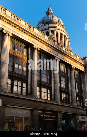 Blick auf die Kuppel von Nottingham City Council House, Nottingham, England. Auch in Sicht - die Coventry Building Society, Whisky Shop. Stockfoto