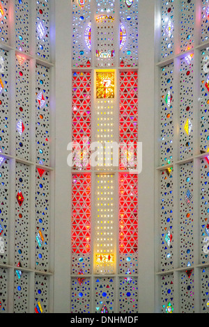 GLASFENSTER IM CHOR DER SACRED HEART CHURCH, DAS 1930 ERBAUTE UND VERWANDELTE SICH IN EIN KULTURELLER ORT, PARK DER ARABISCHEN LIGA, CASABLANCA, MAROKKO, AFRIKA Stockfoto