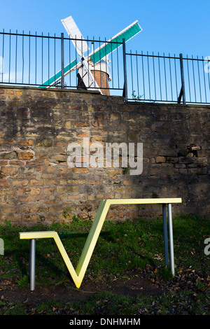 Eine große square-root-förmigen Parkbank. Steht in einem Play Park - in der Nähe der grünen Mühle, Sneinton, England. Stockfoto