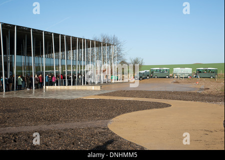 Stonehenge Visitor Centre und Road train Shuttle-Bus Transport von Besuchern und von den historischen Steinen Stockfoto