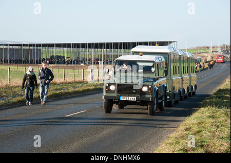 Pendelzug Stonehenge Straße überqueren Salisbury Plain auf dem Weg zu den berühmten Steinen Wiltshire England UK Stockfoto