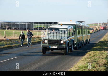 Pendelzug Stonehenge Straße überqueren Salisbury Plain auf dem Weg zu den berühmten Steinen Wiltshire England UK Stockfoto