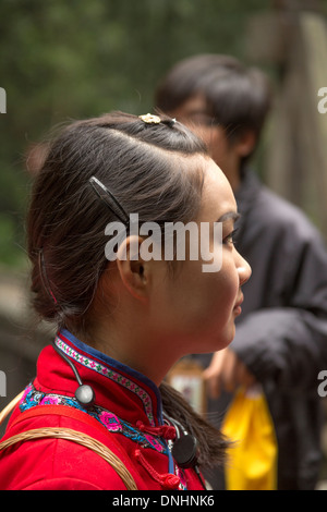 Junge Frau Guide im Stammesgebiet in Fengdu Dorf von China Stockfoto