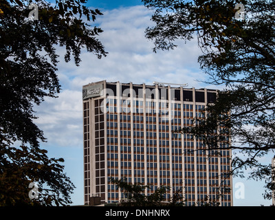 Die ehemalige Nestle Gebäude im zentralen Croydon, eingerahmt von Bäumen. Stockfoto