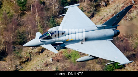 RAF Taifun Jet niedrigen Niveau in Wales Mach Nordschleife Stockfoto