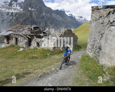 Mountainbiker auf die Tour de Mont Blanc Stockfoto