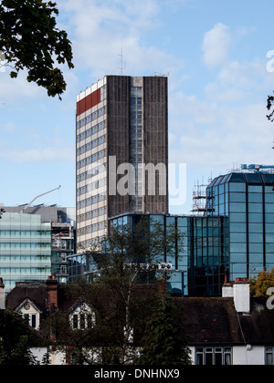 Das ehemalige Nestle Gebäude erhebt sich über Gebäude im zentralen Croydon, Surrey Stockfoto