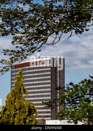 Die ehemalige Nestle Gebäude im zentralen Croydon, eingerahmt von Bäumen. Stockfoto