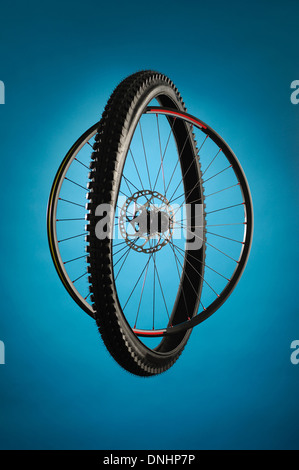 Ein Fahrrad-Rad und Reifen getrennt, sondern zusammen. Stockfoto