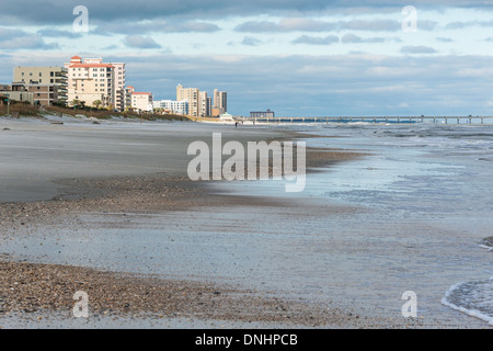 Am Jacksonville Beach im Nordosten Floridas gibt es sonnige Gebäude, die über Sand und Muscheln wachen. (USA) Stockfoto