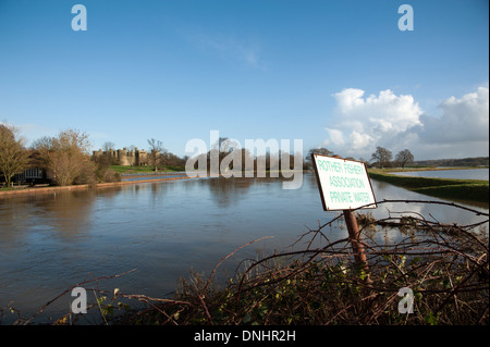 Fluss Rother auf East Sussex und Kent Grenzen in Hochwassersituation Dezember 2013 im Hintergrund Bodium Burg Stockfoto