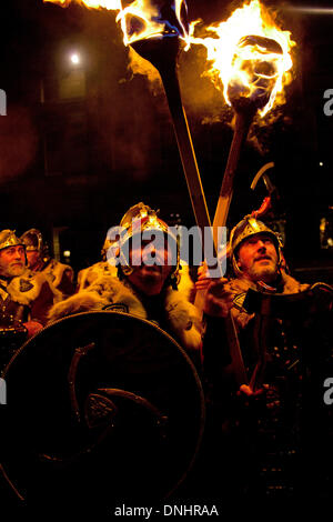 Edinburgh, Schottland. 30. Dezember 2013, starten von Edinburgh Hogmanay Feiern mit Wikinger aus der Fackelzug Prozession und Feuerwerk am Calton Hill aus dem Son Et Lumiere-Finale der Prozession, Scotland UK Credit: Bogen weiß/Alamy Live News Stockfoto