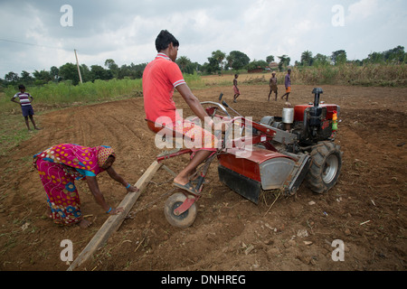 Dorfbewohner arbeiten einen Traktor im Bundesstaat Bihar, Indien. Stockfoto