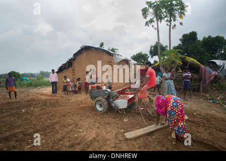 Dorfbewohner arbeiten einen Traktor im Bundesstaat Bihar, Indien. Stockfoto