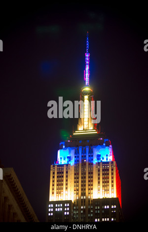 Das Empire State Building in New York zeigt einen Regenbogen von Farben, mit freundlicher Genehmigung von ihre neuen LED-Leuchten für den Weihnachtsurlaub Stockfoto