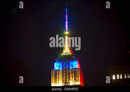 Das Empire State Building in New York zeigt einen Regenbogen von Farben, mit freundlicher Genehmigung von ihre neuen LED-Leuchten für den Weihnachtsurlaub Stockfoto