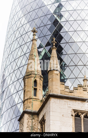 Die Gurke reflektieren St. Andrew Undershaft Kirche St Mary Axe und Leadenhall Street, City of London, UK Stockfoto